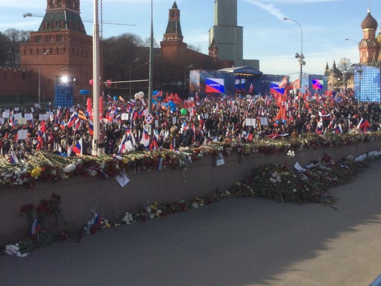 Вблизи места убийства Немцова в Москве начался митинг "Мы вместе", посвященный годовщине аннексии Крыма