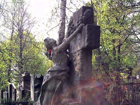 В Киеве на Байковом кладбище с могилы писателя похитили памятник