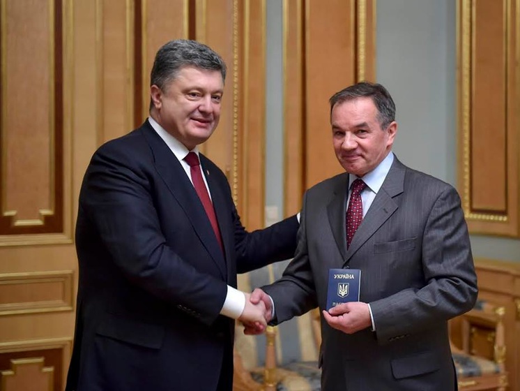 Порошенко вручил паспорт гражданина Украины меценату Мишелю Терещенко