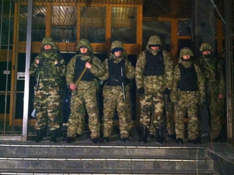 Вооруженные люди заблокировали вход в здание компании "Укрнафта" в Киеве. Фоторепортаж