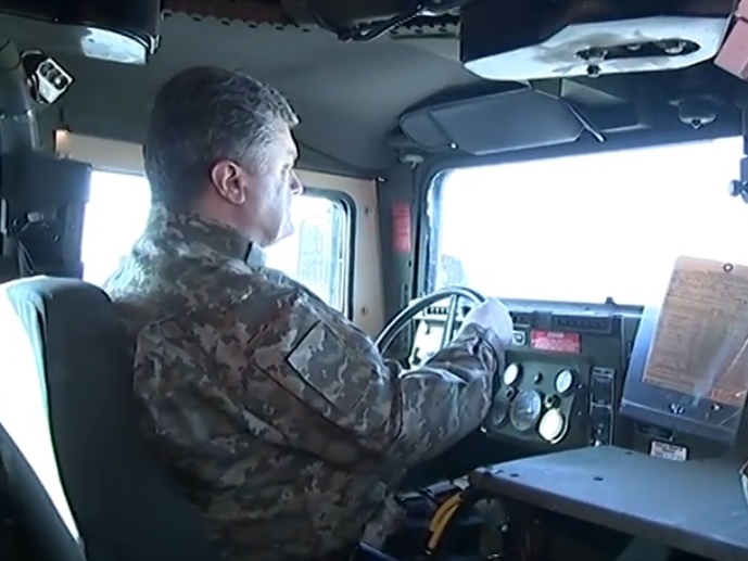 Порошенко сел за руль прибывшего из США военного автомобиля Humvee. Видео