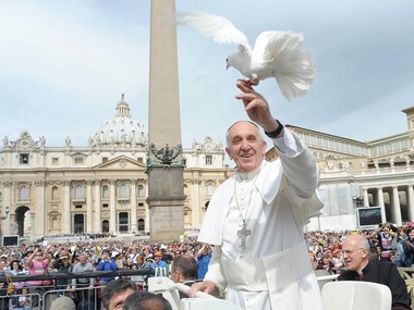 После молитвы Папы Римского за Украину на голубей мира напали ворон и чайка