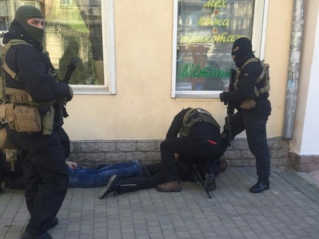 В Днепропетровске СБУ задержала четырех милиционеров, которые продавали оружие со складов МВД