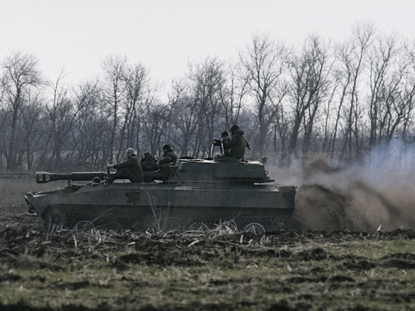 Штаб АТО: Боевики "ДНР" отрабатывают десантирование пехоты с танков в движении
