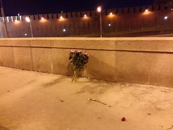 Ночью в Москве уничтожили импровизированный мемориал на месте гибели Немцова. Видео