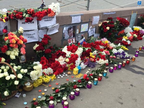 Люди восстановили мемориал на месте убийства Немцова в Москве