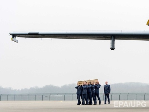 Останки тел погибших в катастрофе Boeing 777 доставили в Нидерланды 