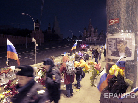 Цветы на месте убийства Немцова убрали по приказу мэрии — СМИ