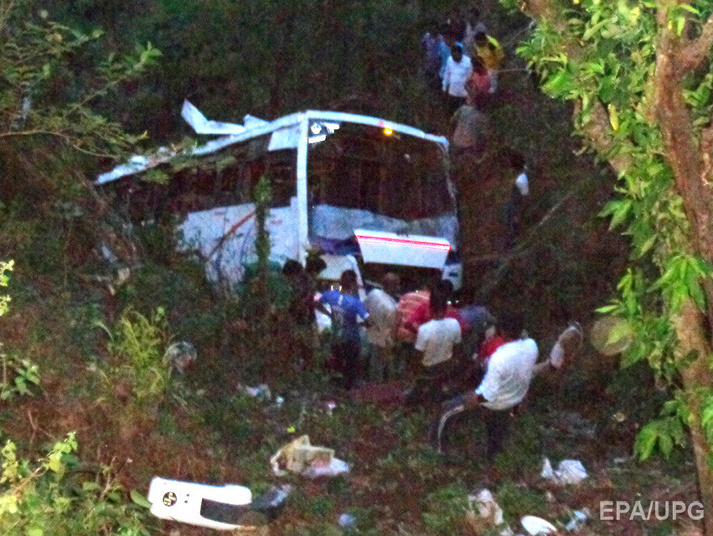 В Индии при падении автобуса в ущелье погибли 10 человек