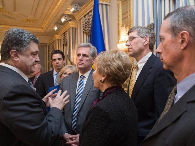 Порошенко обсудил с американскими конгрессменами ситуацию на Донбассе, нелетальную военную помощь Украине и санкции