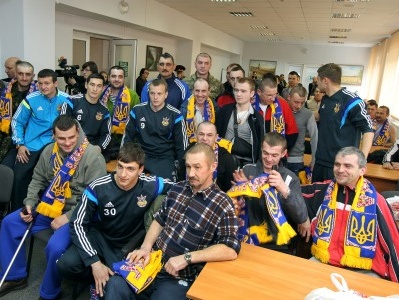 Футболисты сборной Украины проведали раненных бойцов АТО во львовском госпитале