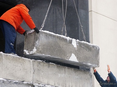 В Одессе вход в обладминистрацию перекрыли бетонными блоками