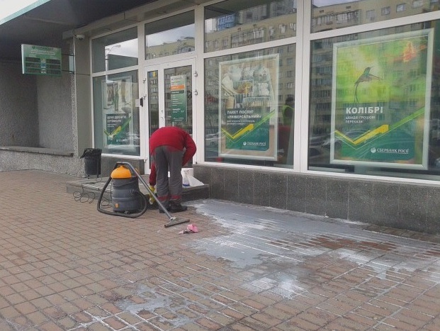 МВД: Возле банка на проспекте Победы в Киеве обезврежен подозрительный предмет