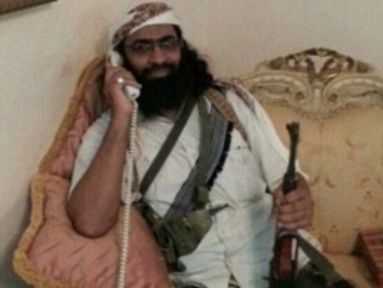 Освобожденный из тюрьмы командир Аль-Каиды сфотографировался в захваченном дворце губернатора в Йемене