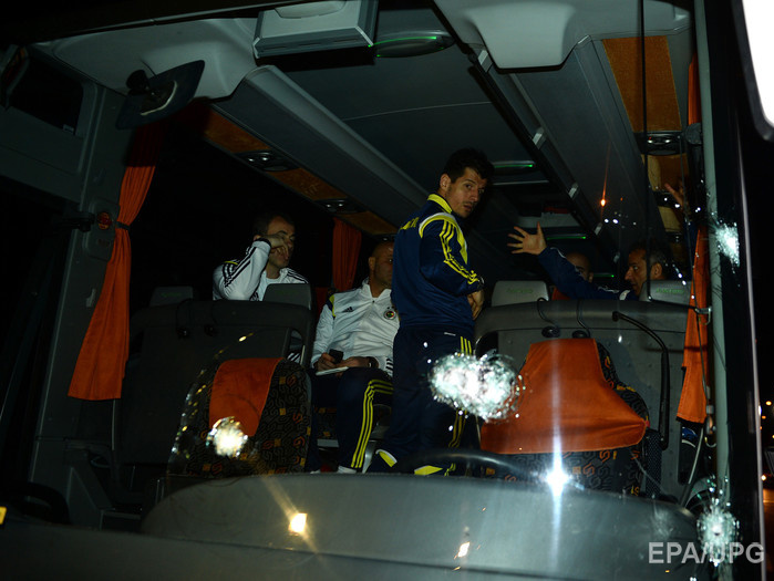 Проведение Турецкой футбольной лиги приостановили после нападения на автобус с игроками "Фенербахче"