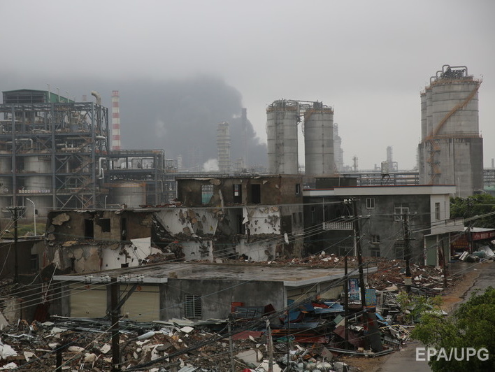 В Китае горящий завод по производству параксилола не удается потушить уже два дня