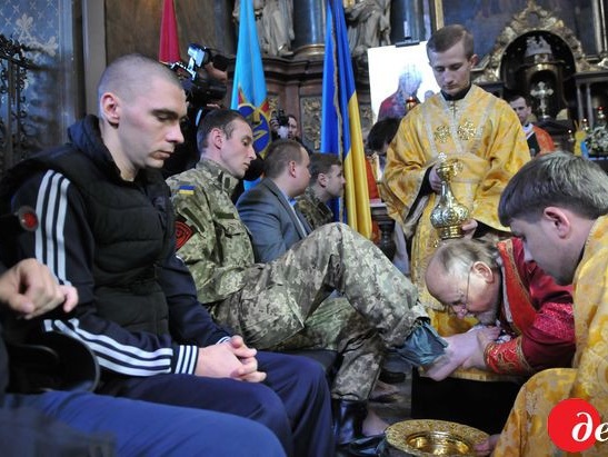 Во Львове в Чистый четверг главный капеллан УГКЦ совершил обряд омовения ног раненым бойам АТО. Фоторепортаж