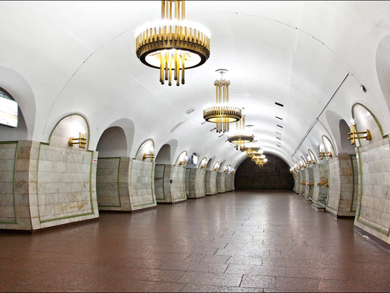 В Киеве станция метро "Площадь Льва Толстого" закрыта из-за сообщения о минировании