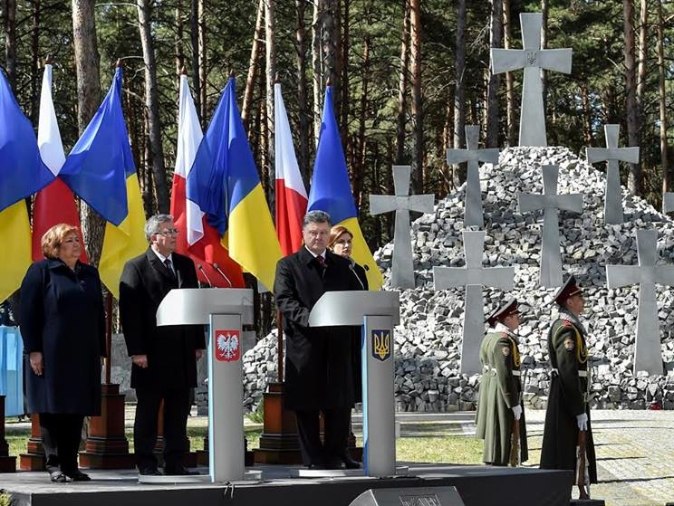 Президенты Украины и Польши посетили мемориал жертвам репрессий в Быковне под Киевом. Фоторепортаж