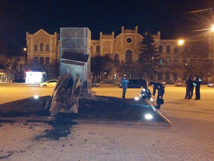 В Харькове ночью снесли памятники Орджоникидзе, Рудневу и Свердлову. Видео
