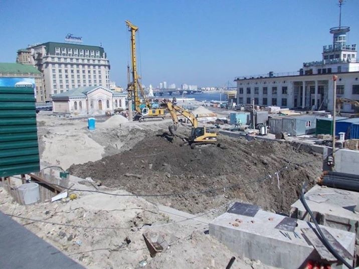 Соцсети: В Киеве засыпали землей древнюю улицу, найденную на Почтовой площади