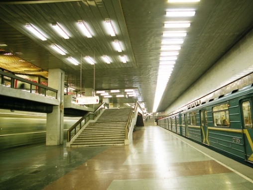 В Киеве из-за пожара закрыли вход на станцию метро "Позняки"
