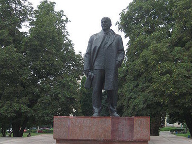 В Киевской области снесли шестиметровый памятник Ленину
