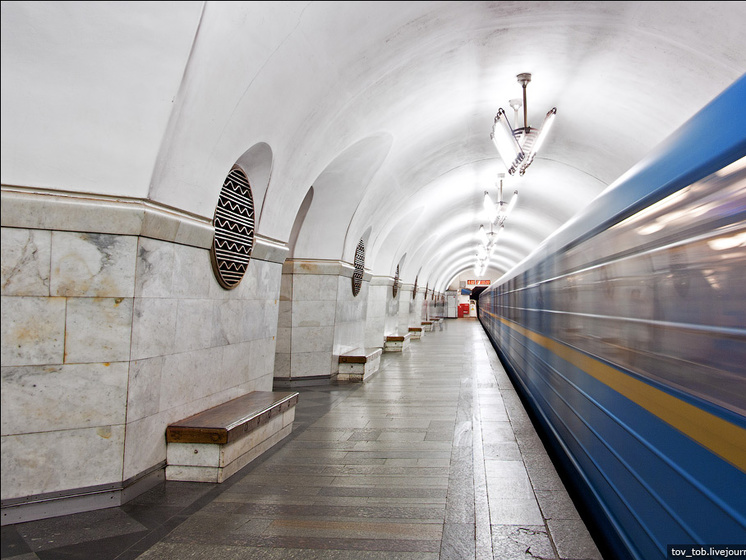 На станции метро "Вокзальная" в Киеве искали взрывчатку