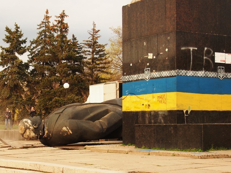 Милиция пообещала дать правовую оценку сносу памятника Ленину в Краматорске