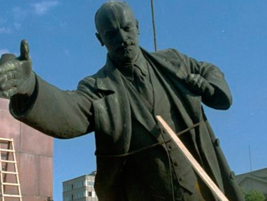 В Харькове снесли еще два памятника Ленину. Видео