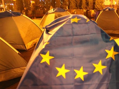 Евромайдановцы укрепляют палатки