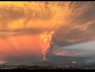 В Чили началось извержение одного из самых опасных вулканов. Видео