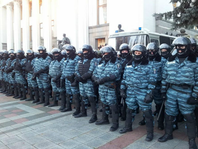 Суд арестовал троих беркутовцев, подозреваемых в причастности к расстрелу Майдана