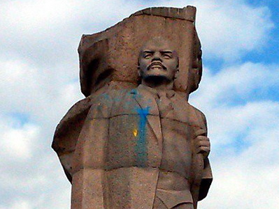 В Сыктывкаре памятник Ленину испачкали желтой и синей краской