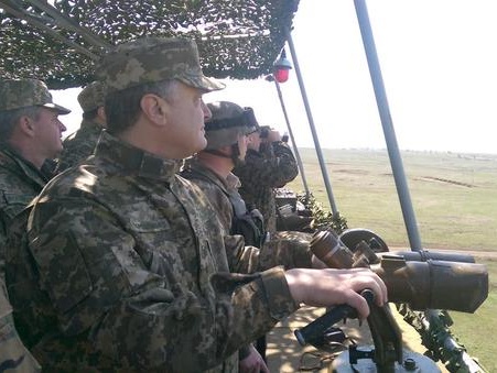 Порошенко посетил военные учения на полигоне "Широкий лан"