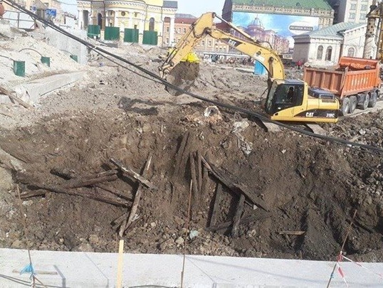 В Киеве на месте обнаруженной археологами улицы времен Киевской Руси выкапывают котлован