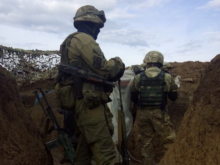 Полк "Азов" заявил о ранении троих бойцов в результате обстрелов боевиков в районе Широкино