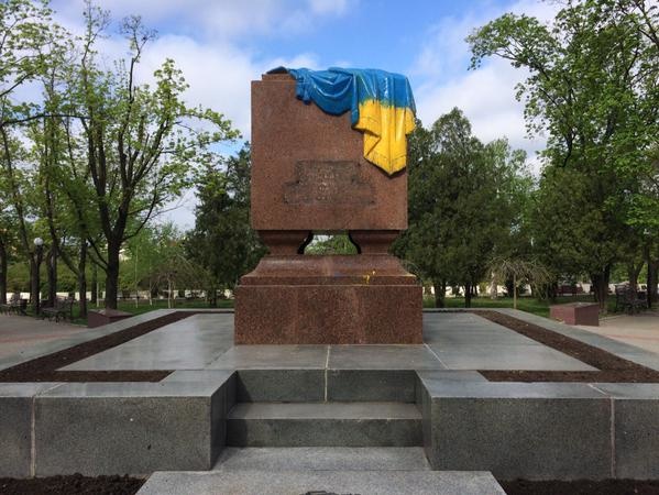 В Харькове сорвали табличку с "Вечного огня" и раскрасили памятник желто-синей краской