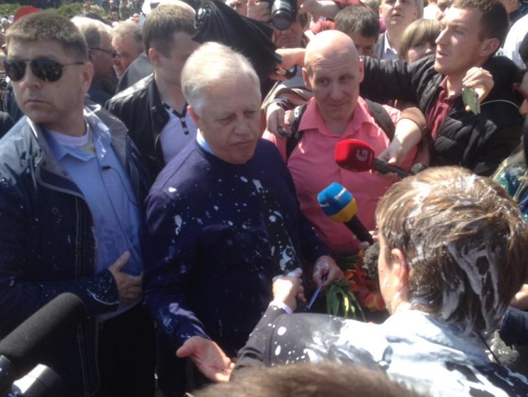На первомайской демонстрации в Киеве Симоненко облили кефиром