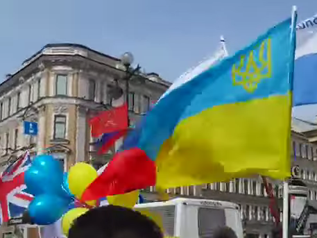 Участники Антивоенного марша в Санкт-Петерберге прошлись по Невскому проспекту под гимн Украины. Видео