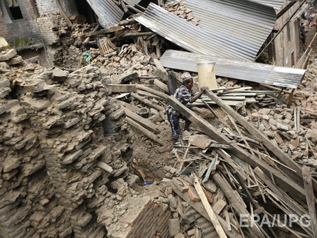 В Непале 105-летний мужчина спасен из-под завалов после недели поисков