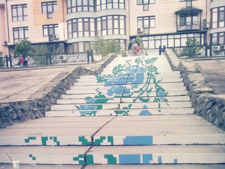 В Киеве появилась "вышитая" лестница
