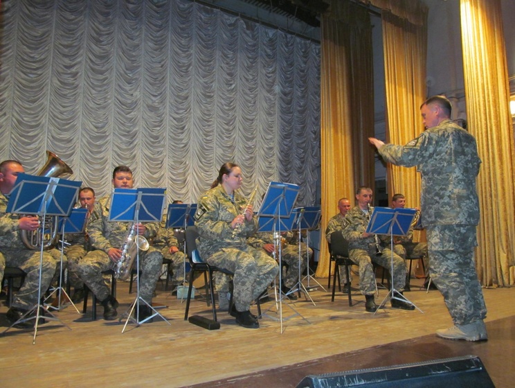 Военный оркестр Кировоградского гарнизона провел концерты для бойцов АТО