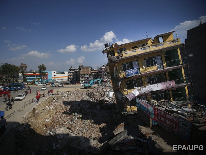 Власти Непала заявляют, что стране не хватает вертолетов для доставки гуманитарных грузов