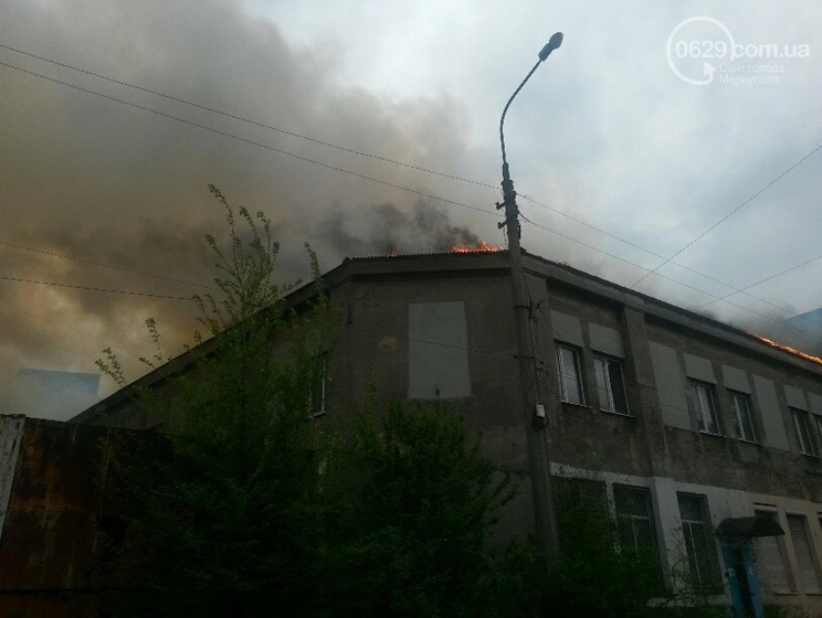 В Мариуполе горит здание фирмы, производящей пенопласт