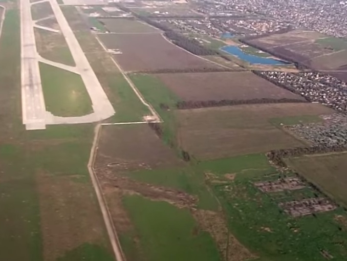 После боев взлетно-посадочная полоса донецкого аэропорта практически не пострадала. Видео
