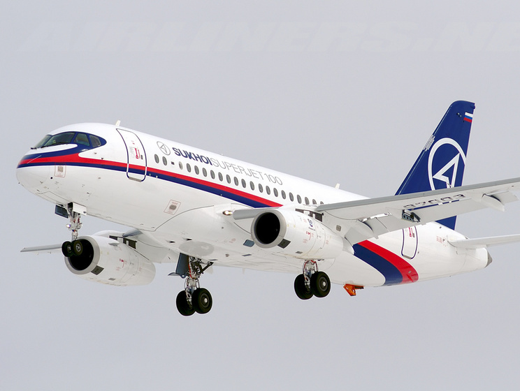 Российский Superjet-100 на старте в "Шереметьево" потерял часть двигателя, но все равно взлетел