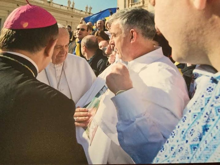 Папа Римский получил футболку с изображением Савченко