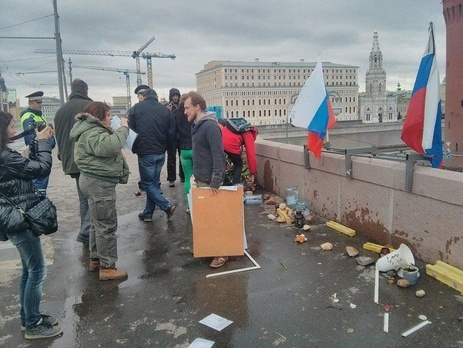 СМИ: В Москве опять напали на мемориал памяти Немцова