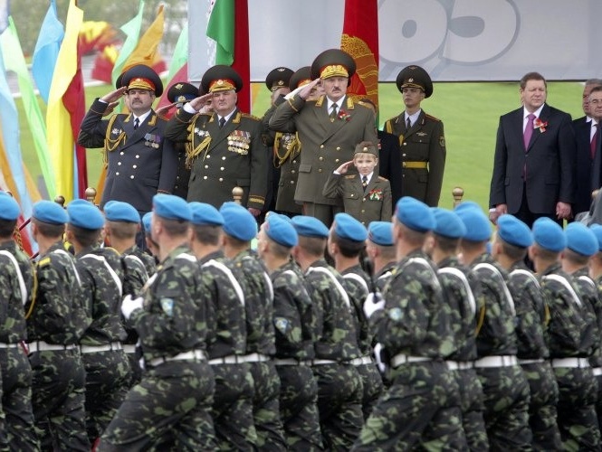 11-летний сын Лукашенко пришел на парад Победы в маршальской форме